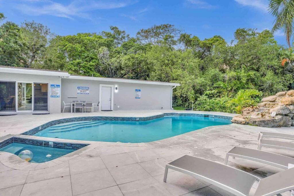 Villa Rare Hidden Getaway Heated Pool 1.5 Acres! Sleeps 16 Fort Lauderdale Exterior foto