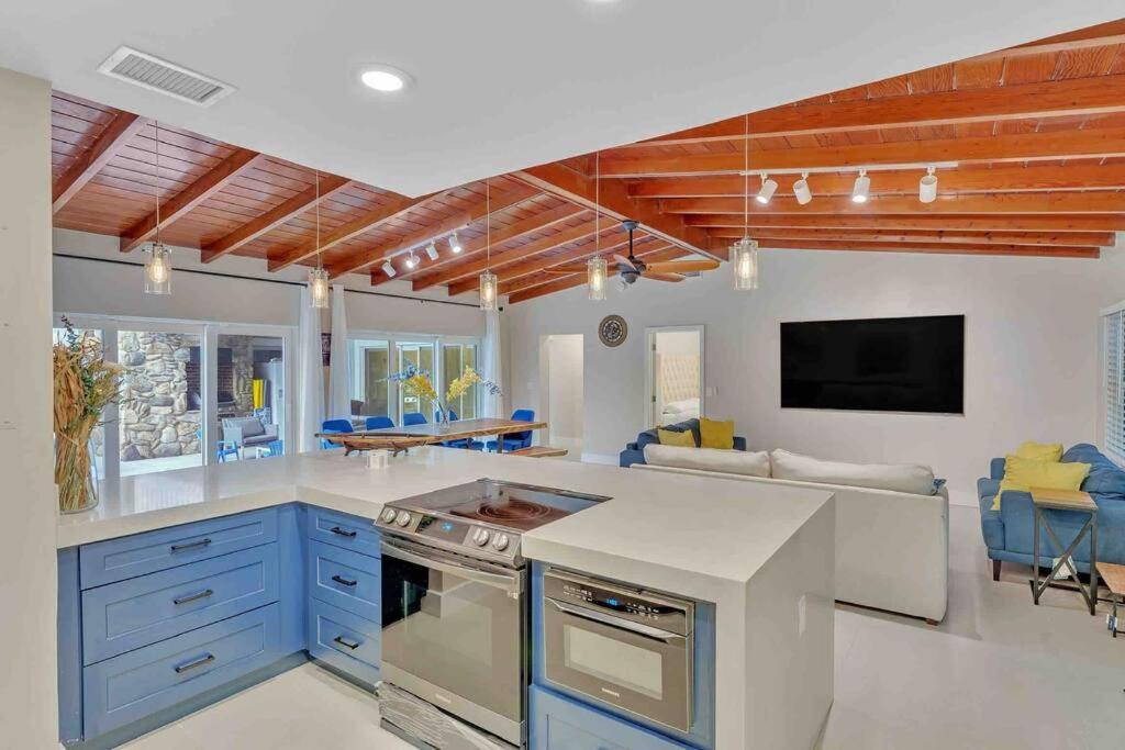 Villa Rare Hidden Getaway Heated Pool 1.5 Acres! Sleeps 16 Fort Lauderdale Exterior foto