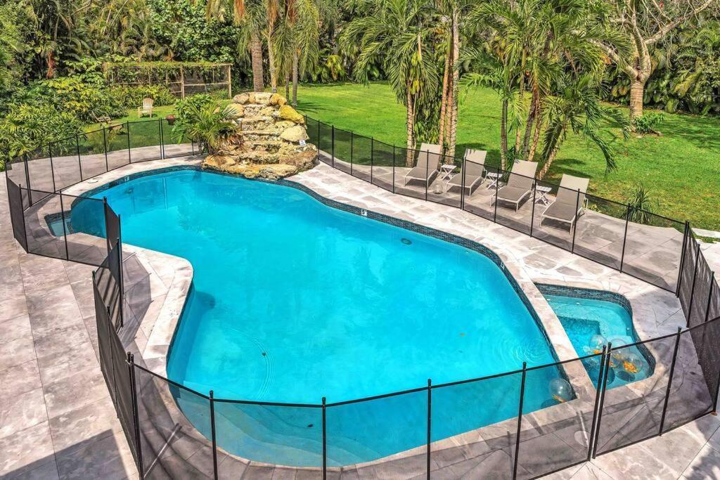 Villa Rare Hidden Getaway Heated Pool 1.5 Acres! Sleeps 16 Fort Lauderdale Exterior foto