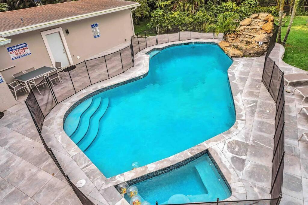 Villa Rare Hidden Getaway Heated Pool 1.5 Acres! Sleeps 16 Fort Lauderdale Exterior foto